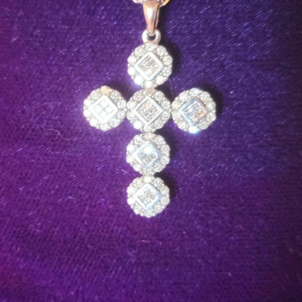 ❤️SOLD!❤️Gorgeous Flower Style Genuine Diamond Pendant Only